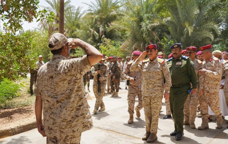 وزير الدفاع يعقد اجتماعاً موسعاً بالقيادات العسكرية والأمنية في مأرب