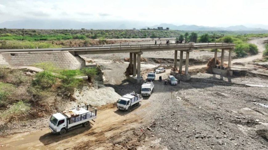 تعز .الخلية الإنسانية تقدم قافلة إغاثية عاجلة لمتضرري السيول في موزع.   