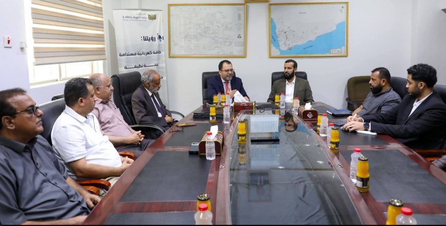 وزير الكهرباء يناقش مع محافظ أبين احتياجات الطاقة ويؤكد التوسع في الحلول المستدامة