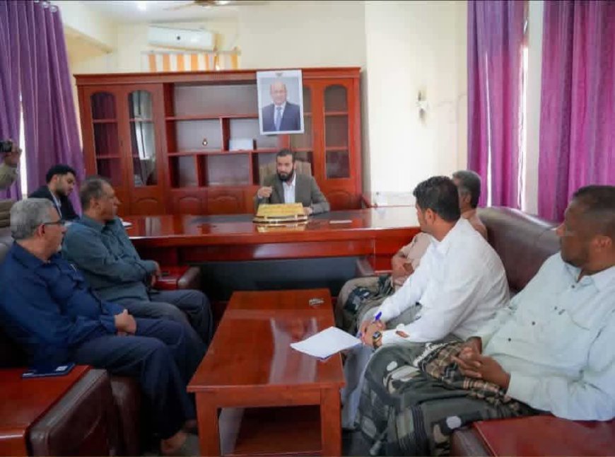 محافظ أبين يؤكد على تعزيز العمل المؤسسي وتحسين جودة الأداء خلال لقائه إدارة صندوق النظافة