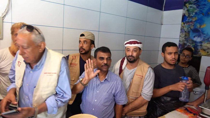 الصناعة والتجارة بعدن يضبط (5) مخالفات في حملة على أسواق الأسماك المنصورة