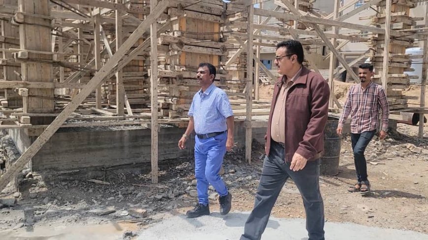 مدير عام المنصورة يتفقد الأعمال الإنشائية بمشروع بناء مدرسة الفقيد قاسم الحوثري في بلوك ( 12 )