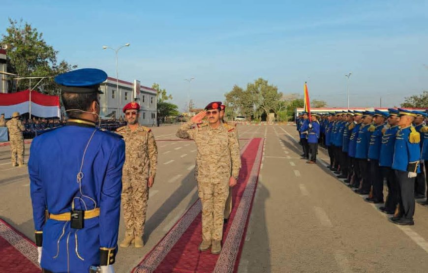 وزير الدفاع يتفقد سير العملية التعليمية في كلية الطيران والدفاع الجوي بمأرب