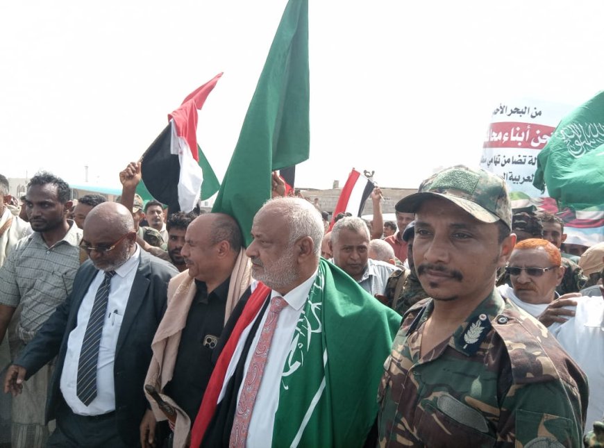 محافظ الحديدة يصل المخا على رأس حشود غفيرة في تظاهرة شعبية تضامناً مع الأشقاء ضد الاعتداءات الإيرانية