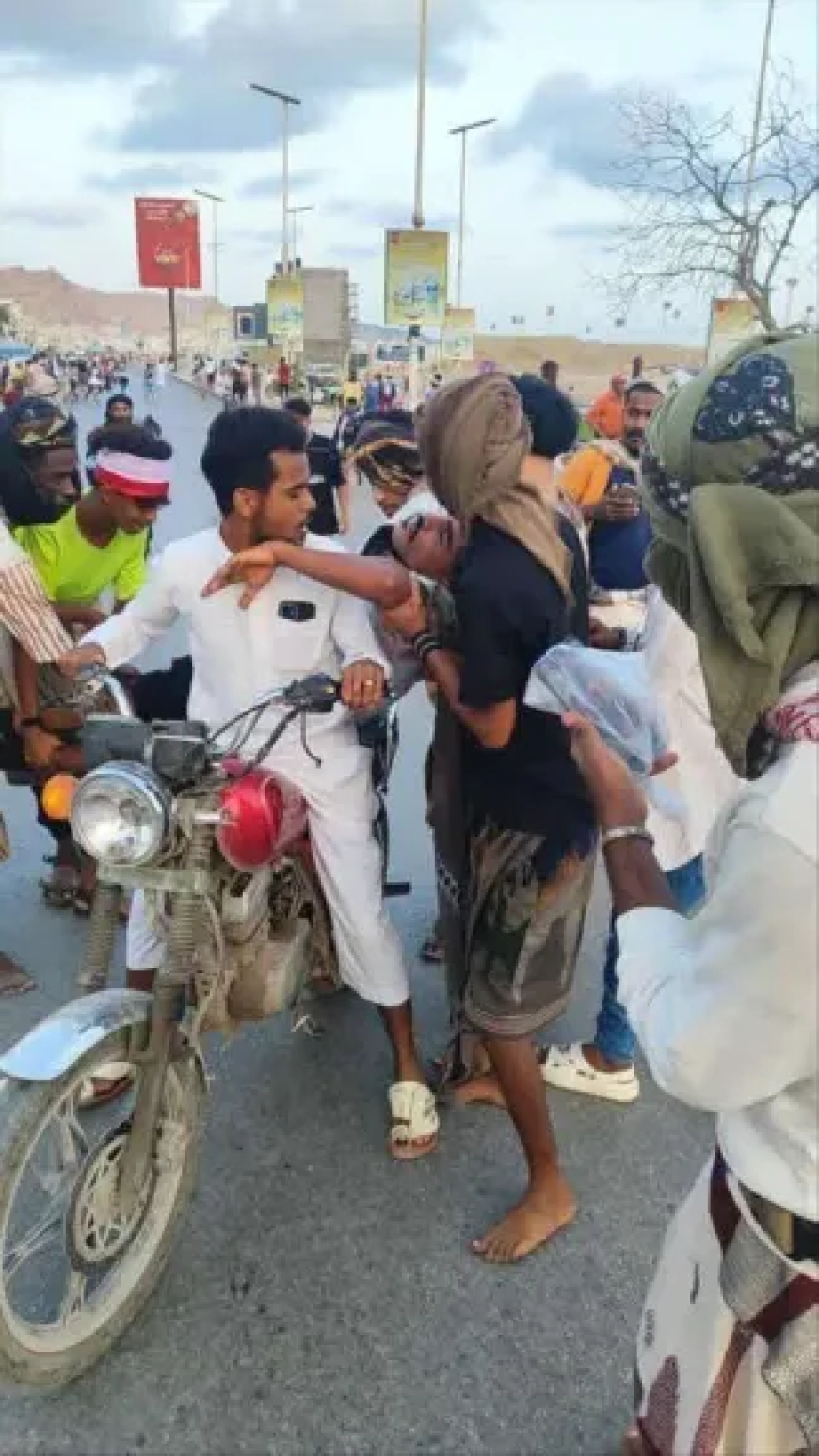 مفارقة عجيبة وصور مؤلمة.. الصحفي عبدالرحمن أنيس يهاجم (الانتقالي): سمح لنفسه ومنع غيره