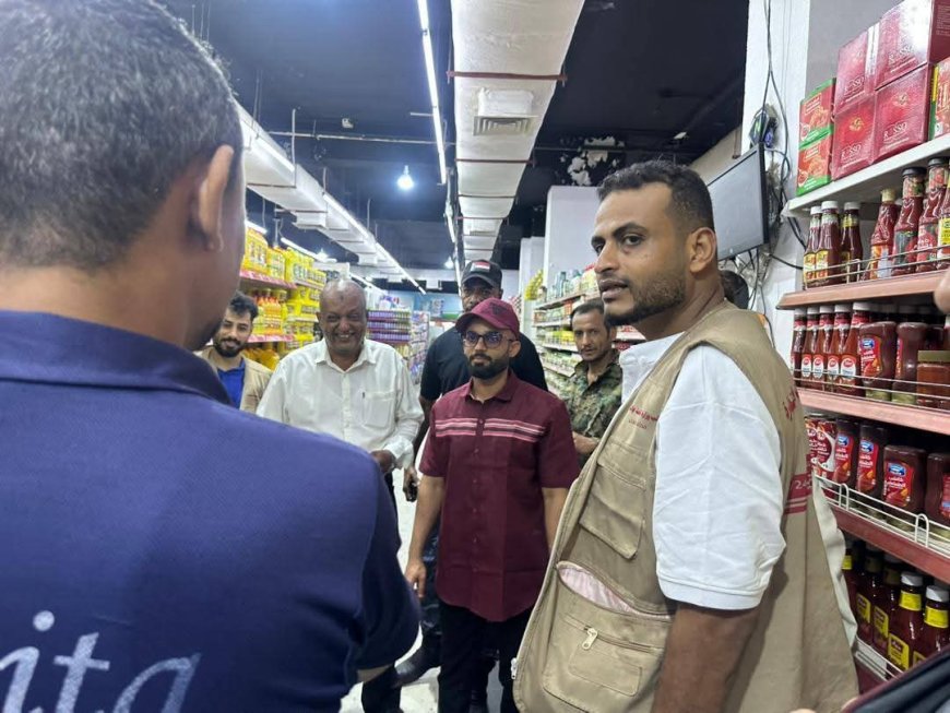 مدير صيرة ينفذ نزولاً لضبط المخالفات في أسعاد المواد الغذائية والأسماك في المديرية 