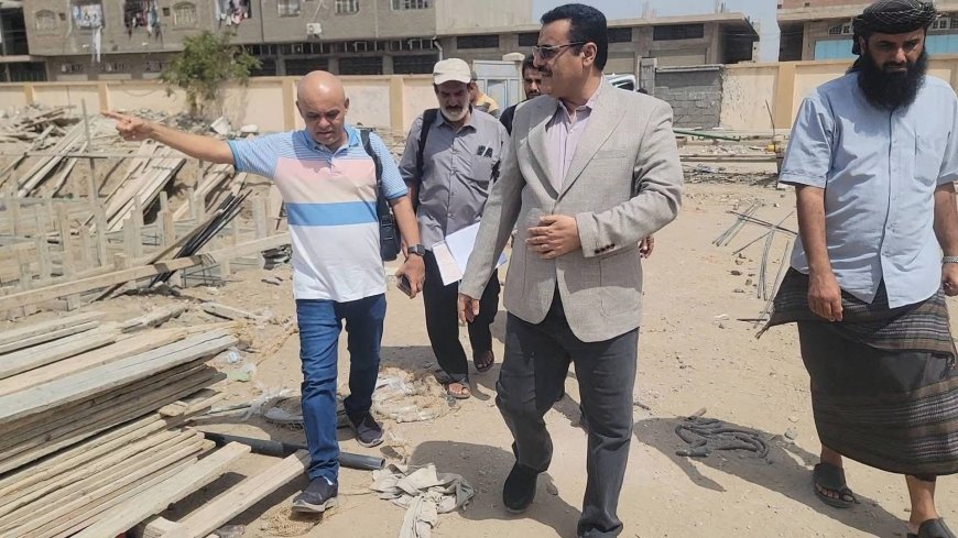 برعاية وزير الدولة - محافظ العاصمة عدن - عبدالرحمن شيخ..مدير عام المنصورة يدشن مشروع بناء مكاتب للصحة والتربية بالمديرية