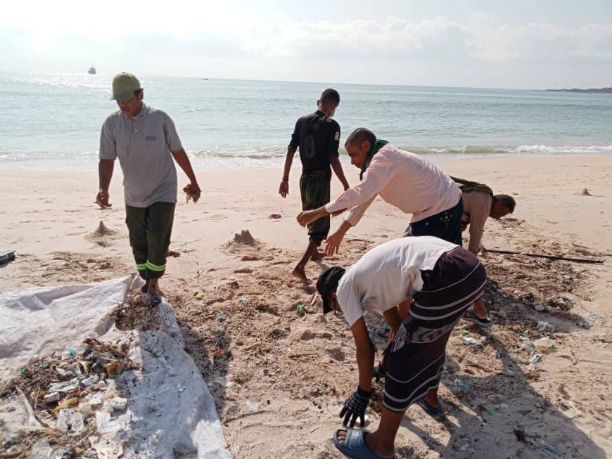 تواصل الأعمال الميدانية لمعالجة آثار الأمطار والسيول في مدينة المكلا وبقية مديريات ساحل حضرموت،