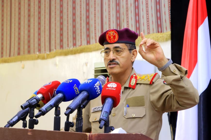 مأرب : وزير الدفاع يؤكد أن دماء  الشهداء هي الشعلة التي ستضيء طريق الأحرار نحو العاصمة صنعاء 