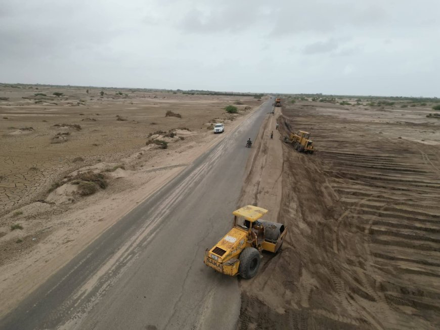 استجابة عاجلة للسيول في المخا.. أعمال طوارئ لإعادة تأهيل الطرق بعزلة الزهاري