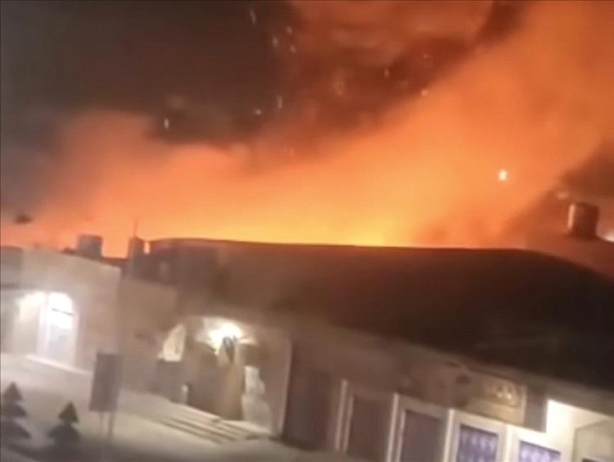 تفاصيل أولية وصورة!.. حريق ضخم يلتهم حوش خردة بجوار سوق القات في سيئون بحضرموت