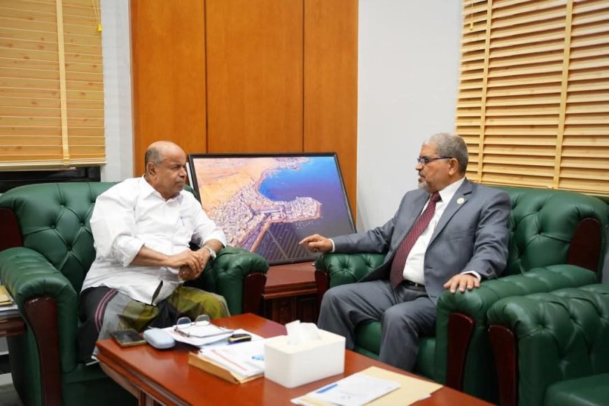 عضو مجلس القيادة محافظ حضرموت يطلع على أوضاع جامعة حضرموت وجهود تطوير العملية التعليمية