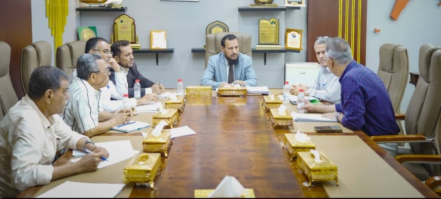 المحافظ شيخ يوجه بمسح عاجل للمباني الآيلة للسقوط وبدء تأهيلها بدعم السلطة المحلية والقطاع الخاص