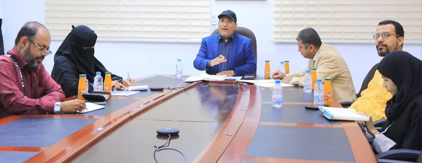 نائب وزير الصناعة يناقش مع لجنة الفريق الاقتصادي تعزيز استقرار الأسواق وتسهيل وصول الإمدادات التجارية