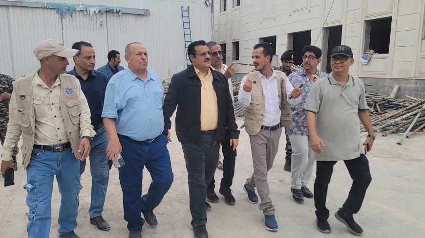 بتوجيهات وزير الدولة - محافظ العاصمة عدن - عبدالرحمن شيخ..مدير عام المنصورة يتفقد الأعمال النهائية بمشروع بناء مخازن اللقاحات