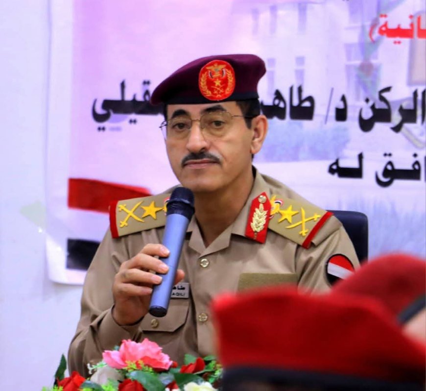 وزير الدفاع يطلع على سير العملية التعليمية بكلية القيادة والأركان بمأرب