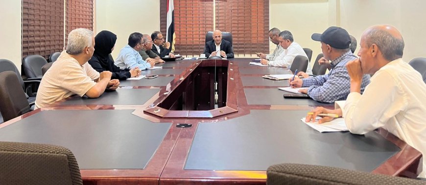 الوزير الشرجبي يناقش مع قيادة هيئة حماية البيئة تعزيز الأداء ومواجهة التحديات البيئية  