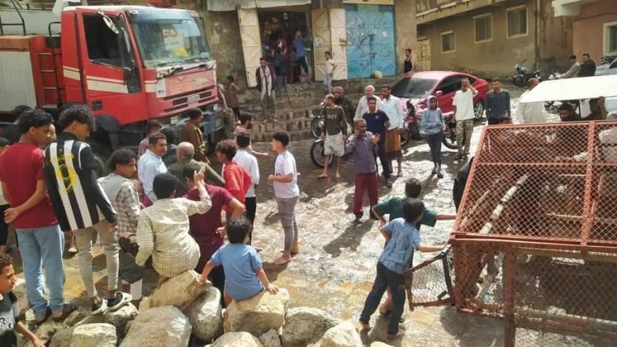 الدفاع المدني بتعز يواصل عمليات البحث عن طفل جرفته السيول في حي الكوثر