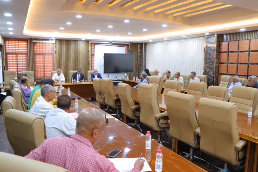 الشاذلي يترأس اجتماعًا موسعًا لتعزيز الرقابة على الأسواق وتوحيد إجراءات ضبط الأسعار بعدن