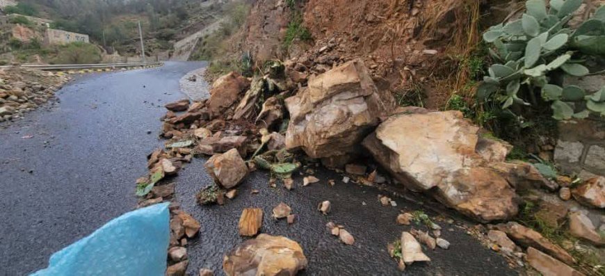 تعز..إنهيارات صخرية تضرب طريق جبل صبر فيها بعد أمطار غزيرة وتحذيرات من مخاطر