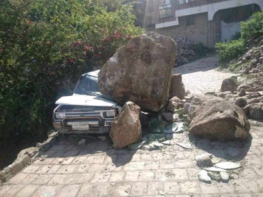  أضرار مادية وانقطاع طريق جراء انهيارات صخرية في حي المجلية بتعز