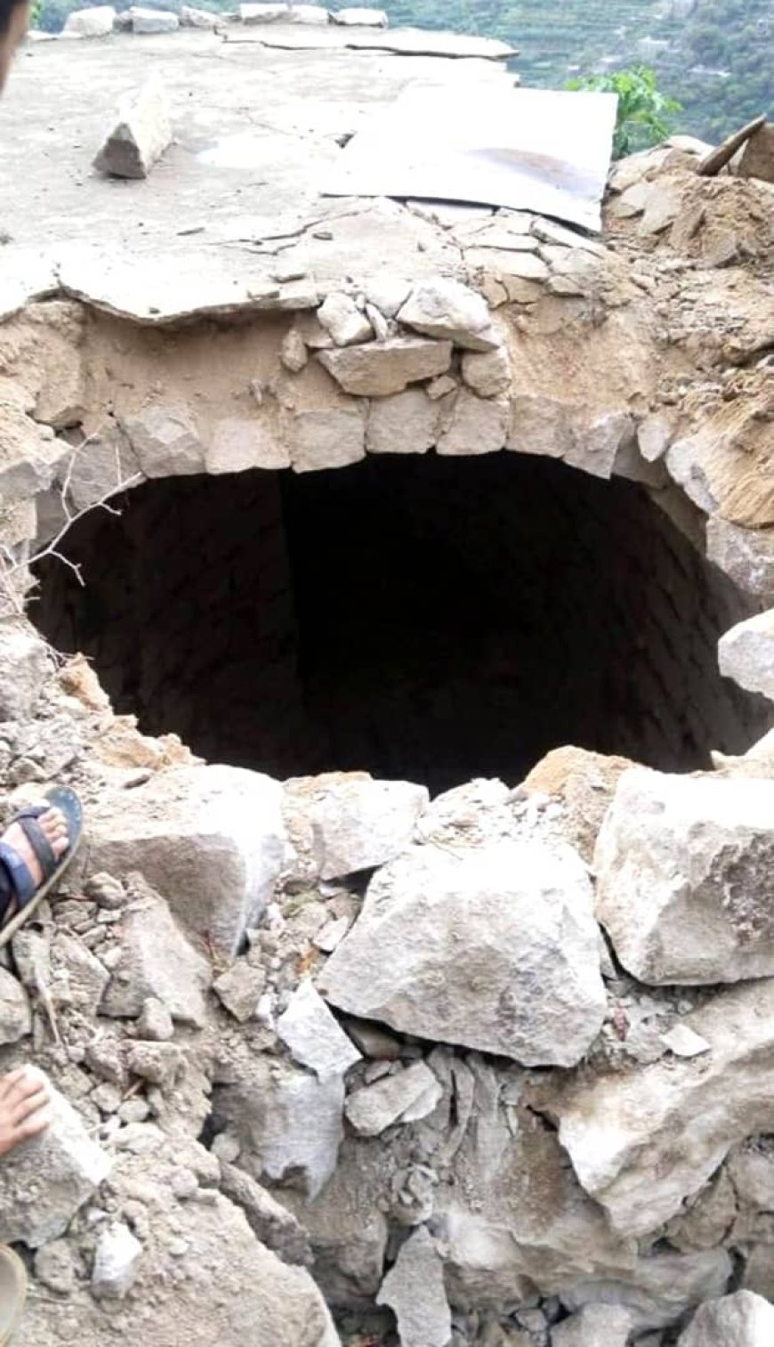 تعز. أمطار غزيرة تتسبب بانهيار صخري وتضرر منزل سكني بعزلة عدينة