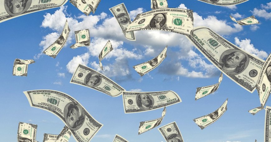 بسبب مشادة كلامية...فتاة تلقي بالالاف الدولارات في الهواء الطلق