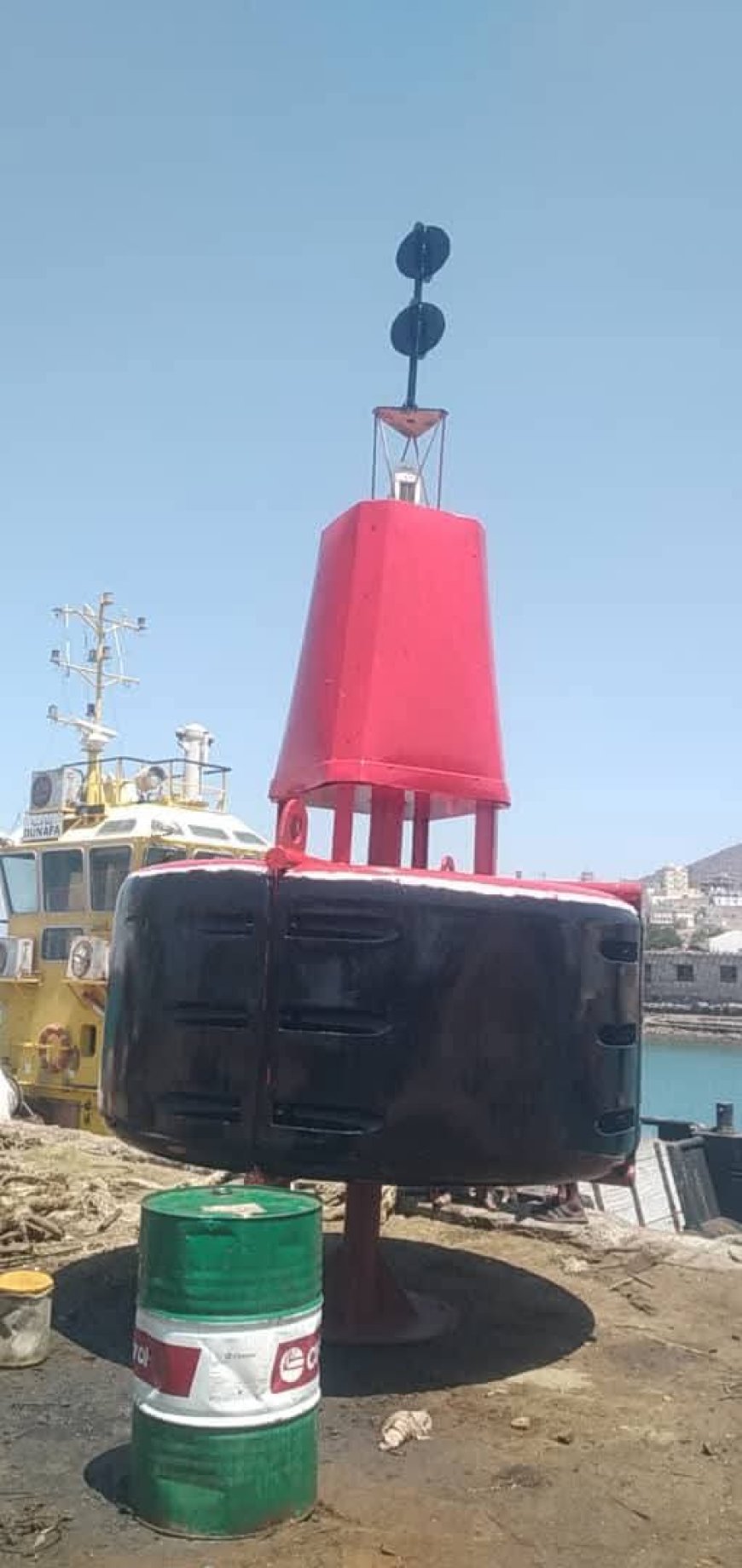 تصنيع عوامة تحذيرية لحماية السفن المارة من الاجسام الغارقة