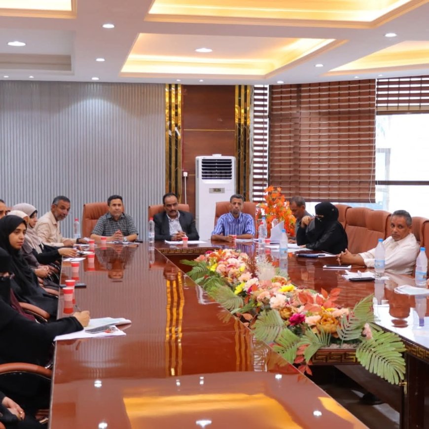 الزهري يترأس الاجتماع الدوري للمكتب التنفيذي بخورمكسر ويؤكد على تعزيز الأداء الخدمي وتطوير الأنشطة الشبابية والدينية