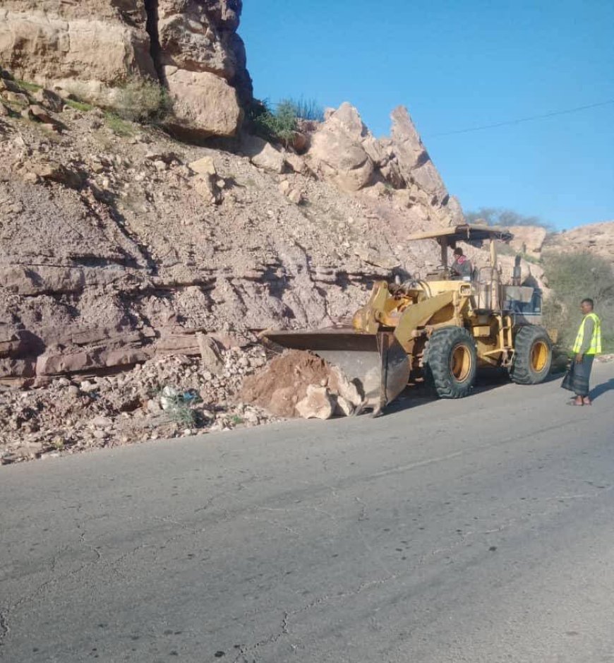 أعمال طارئة لإصلاح طريق عتق – النقبة – لماطر في شبوة عقب أضرار السيول