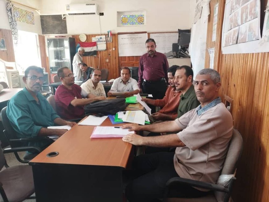 قيادة مجتمعية البريقة تناقش مع فريق الجهاز المركزي للإحصاء آلية حصر الاحياء السكنية في المديرية.