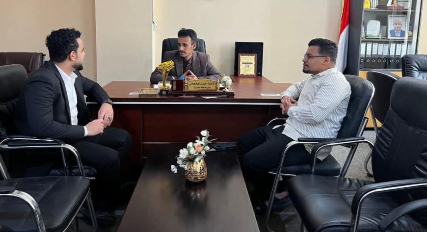 الوكيل الجيلاني يناقش مع نادي الطالب الجامعي تغذية السكنات الجامعية بحضرموت