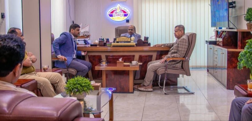 وزير النفط والمعادن يتفقد سير العمل بشركة النفط اليمنية في عدن ويشيد باستقرار الحالة التموينية