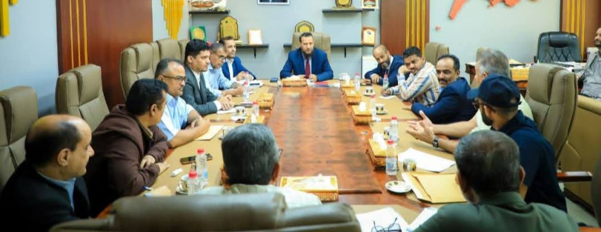 محافظ العاصمة عدن يؤكد أهمية تعزيز العمل الميداني ومتابعة أوضاع المديريات
