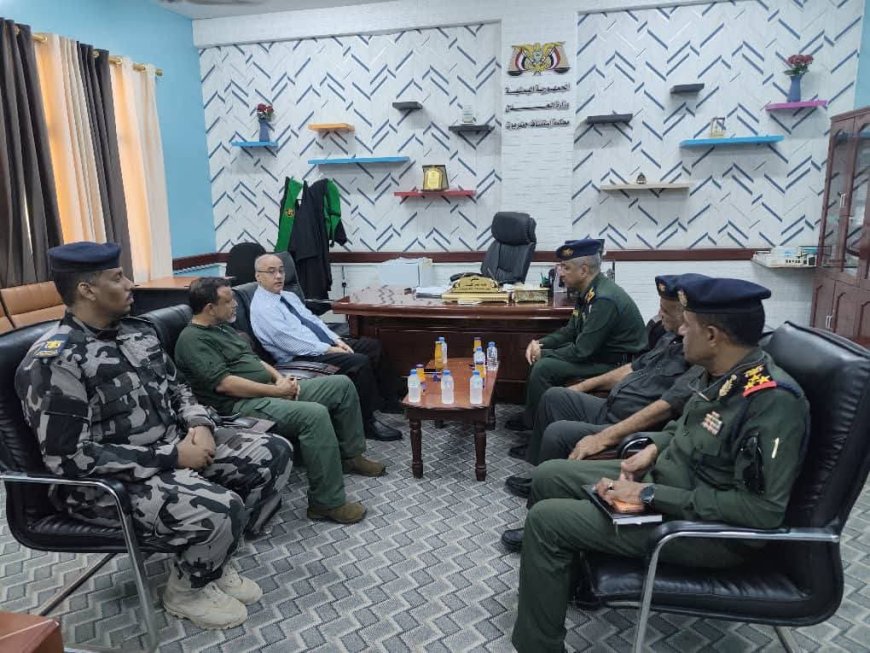 رئيس محكمة استئناف حضرموت يترأس اجتماعًا لتعزيز التنسيق بين القضاء والأجهزة الأمنية بالمكلا