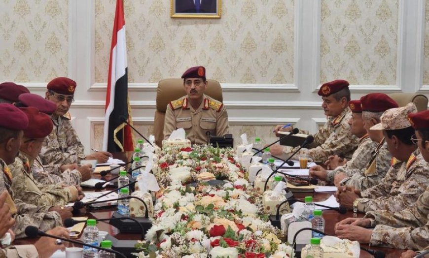 وزير الدفاع يعقد اجتماعا بهيئة التدريب والتأهيل