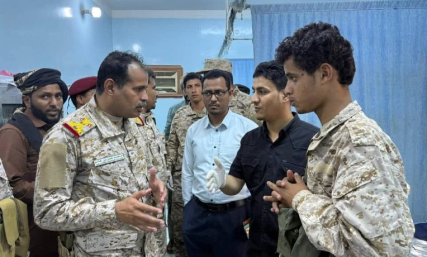 رئيس عمليات المنطقة العسكرية الأولى يتفقد جرحى الهجوم الغادر الذي استهدف طقمًا تابعًا لقوات درع الوطن