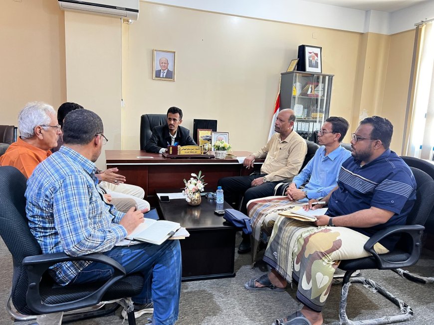 وكيل حضرموت الجيلاني يناقش إعداد الدراسات لتنفيذ خمسة مشاريع للرصف والصرف الصحي