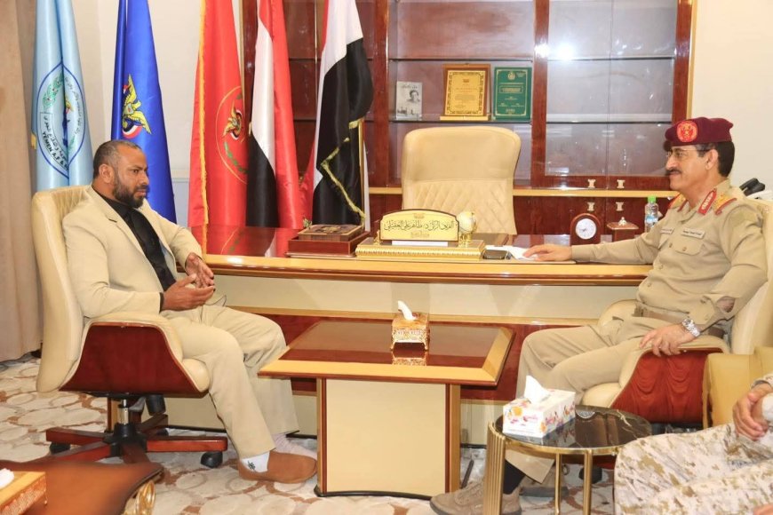 وزير الدفاع يناقش مع محافظ الضالع الاوضاع العسكرية والميدانية