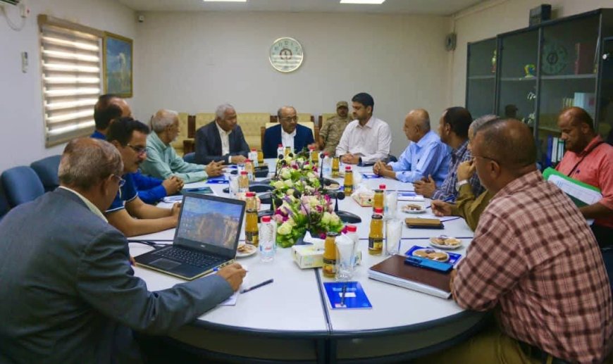 وزير النفط والمعادن يتفقد مصفاة عدن ويوجه بتشكيل غرفة عمليات مشتركة لتسريع استئناف الإنتاج