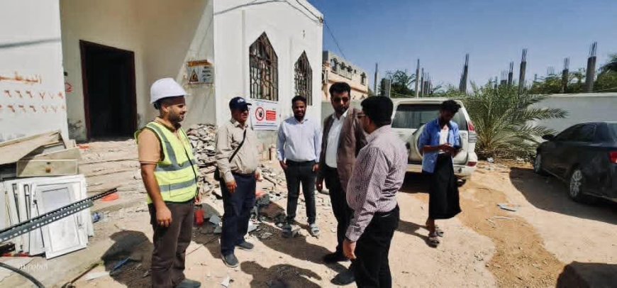 زيارة مستشار وزارة الزراعة لمتابعة سير العمل وأعمال الترميم بالمركز والمختبر البيطري بمديرية الغيضة