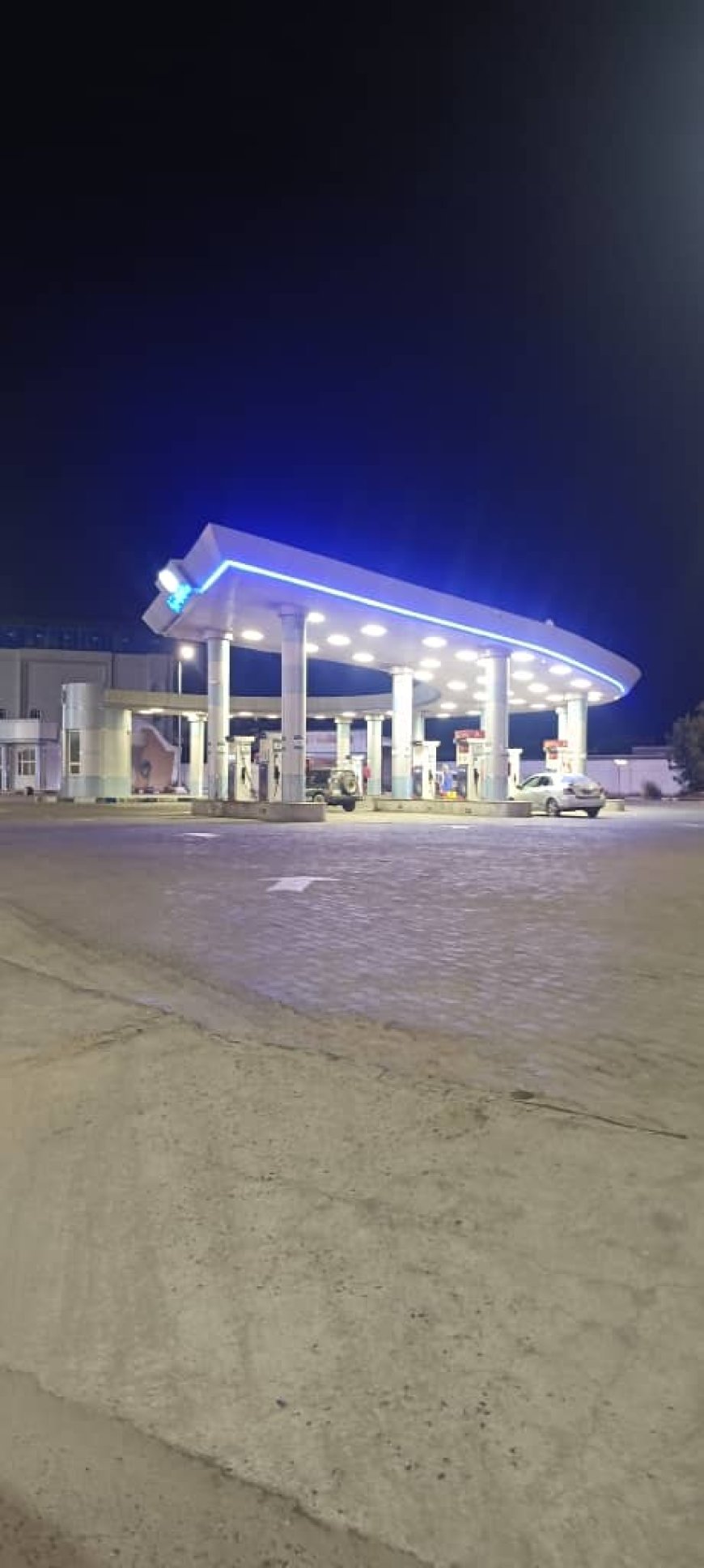 كاتب صحفي: استقرار أسعار الوقود في اليمن مؤقت أمام ضغوط عالمية قد تفرض مراجعات مستقبلية