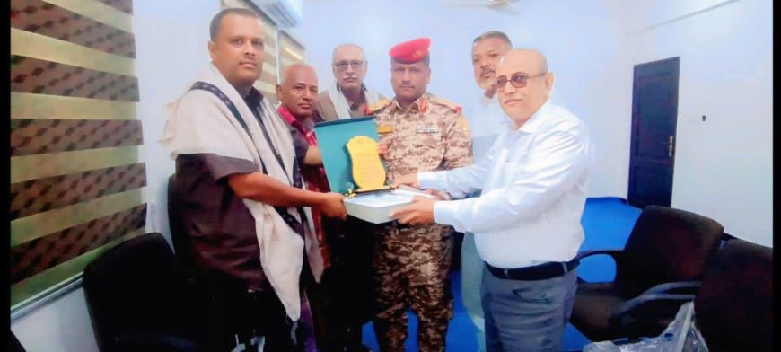 تقديراً لنهضته بالمنشآت الرياضية.. مكتب الشباب والرياضة بلحج يكرّم مدير عام مديرية تبن بـ "درع التميز"