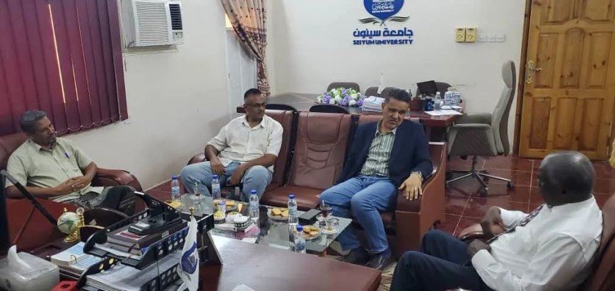 الأمين العام لجامعة سيئون يبحث مع مركز حضرموت سبل تطوير العمل الإداري وتعزيز المشاريع الاستثمارية