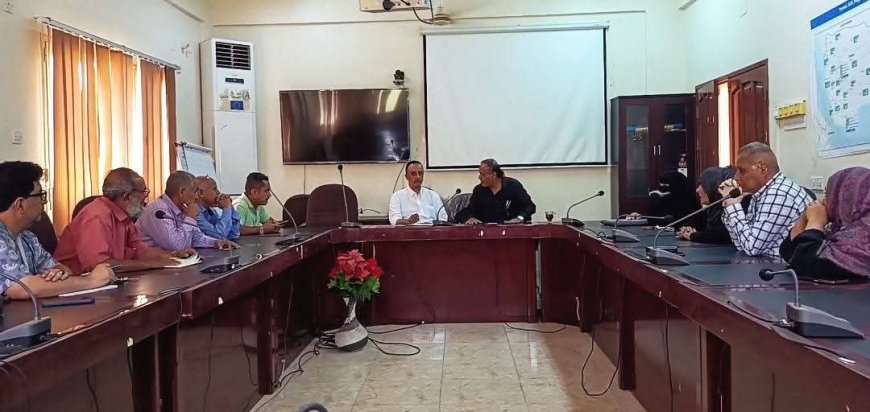 مدير صحة عدن يعقد اجتماعاً موسعاً لمناقشة أوضاع الرعاية الصحية الأولية وبرامجها في العاصمة