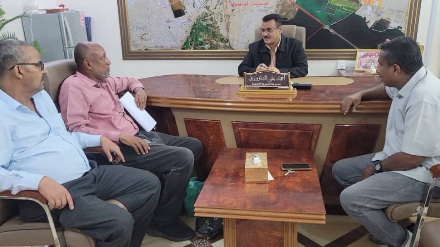 برعاية وزير الدولة - محافظ العاصمة عدن - عبدالرحمن شيخ..مدير عام المنصورة يناقش الترتيبات لتركيب مضخة بمحطة الصرف الصحي بمنطقة كابوتا