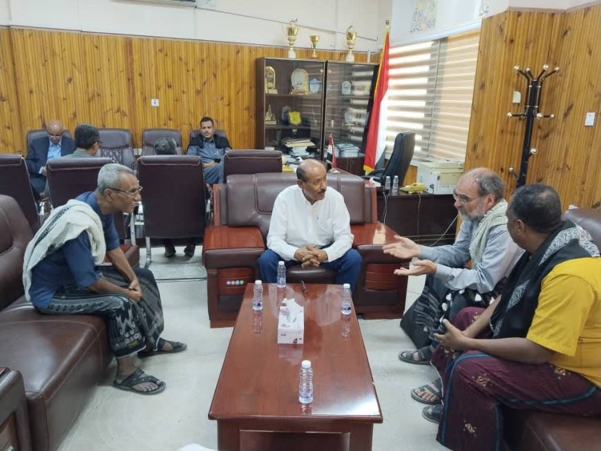 الوكيل بارباع يبحث مع خبير العمارة الطينية توم لايرمان المقترحات المتعلقة بتطوير البنية التحتية لمدينة شبام التاريخية