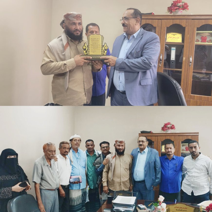 لحج: أمين عام المجلس المحلي يكرم مدير عام طور الباحة بدرع "الوفاء والاخلاص" تقديراً لجهوده المتميزة