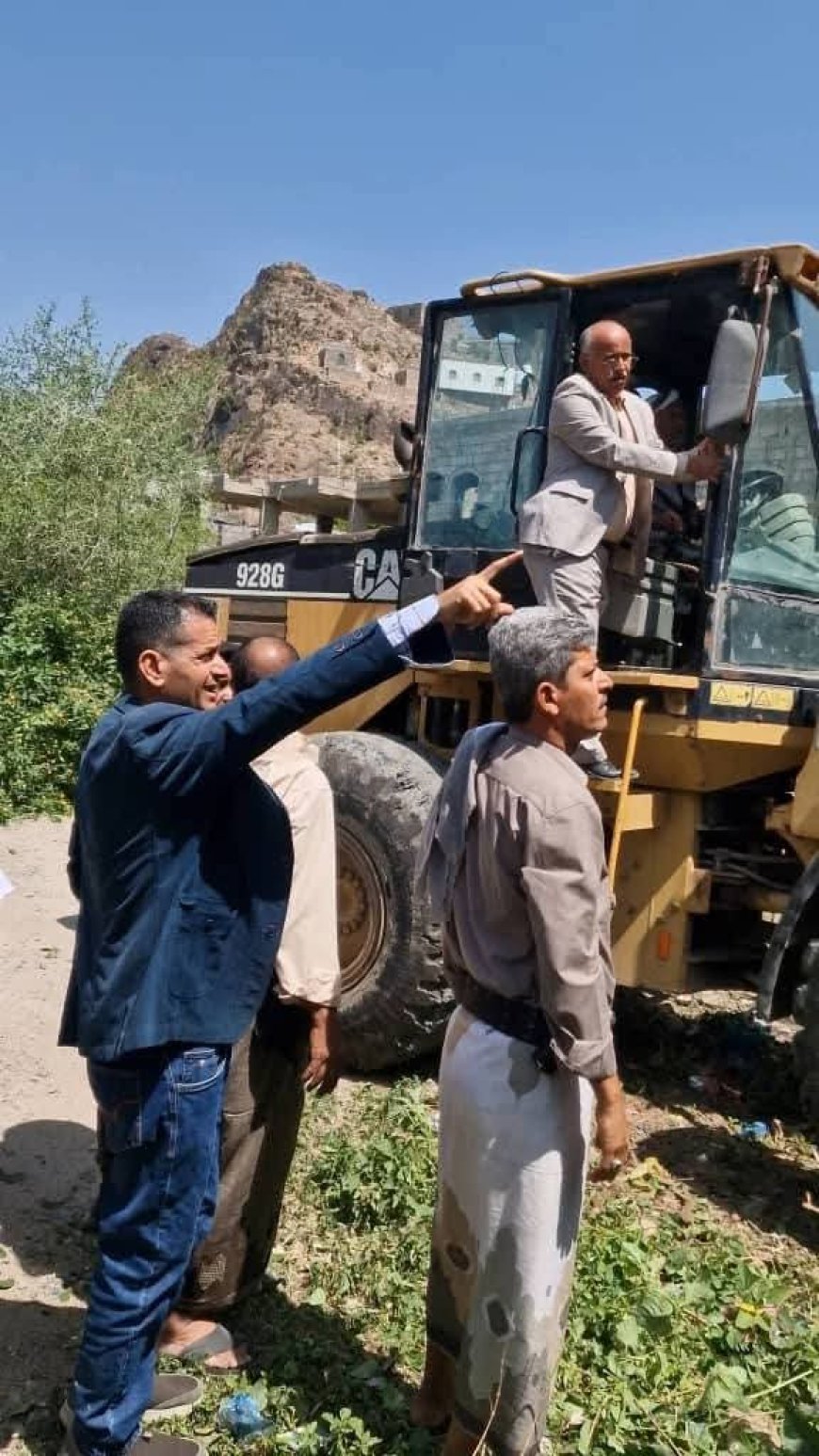 تدشين أعمال شق الطريق الرابط بين كلية الطب وجامعة تعز 