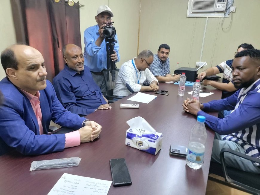 إجتماع موسع لمناقشة إمكانية تمديد فترة العمل في مشروع إنشاء مضخة( محطة ) معالجة لمياة الصرف الصحي بحضور ممثلي الجهة المنفذة للمشروع.